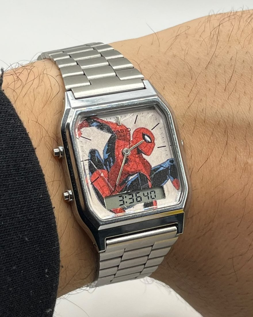 Reloj personalizado con Spider-Man sobre un Casio AQ-230 plateado