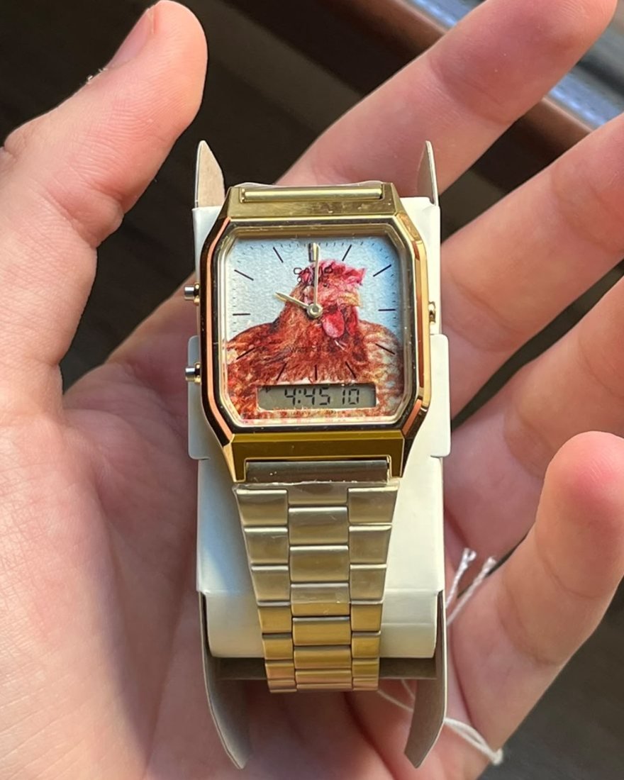 Reloj personalizado con una gallina sobre un Casio AQ-230 dorado