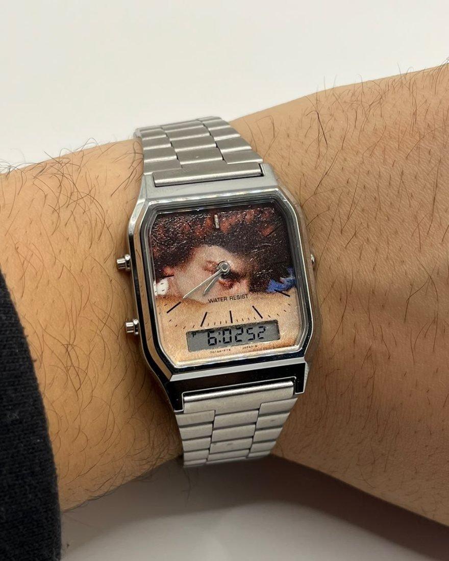 Reloj personalizado con la foto de un cliente sobre un Casio AQ-230 plateado